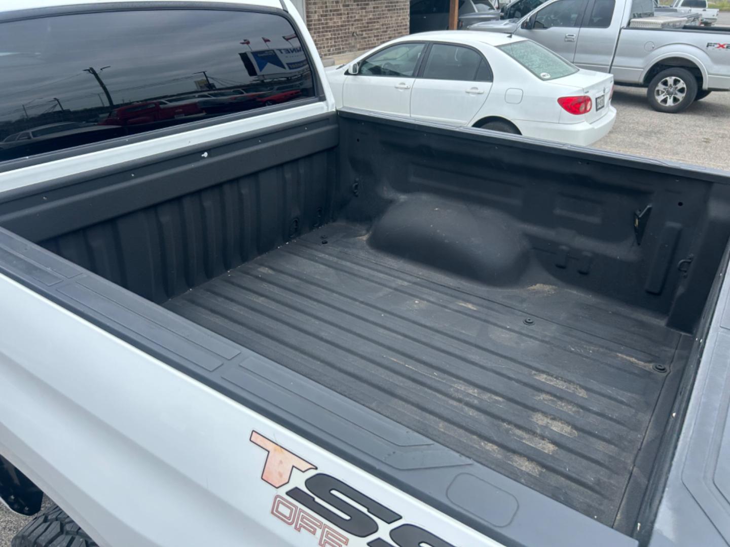 2018 White Toyota Tundra SR5 5.7L V8 CrewMax 4WD (5TFDY5F16JX) with an 5.7L V8 DOHC 32V engine, 6A transmission, located at 1687 Business 35 S, New Braunfels, TX, 78130, (830) 625-7159, 29.655487, -98.051491 - Photo#9